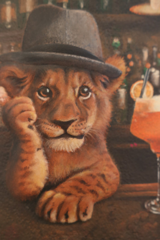 バーでカクテルを飲む子ライオンの長財布