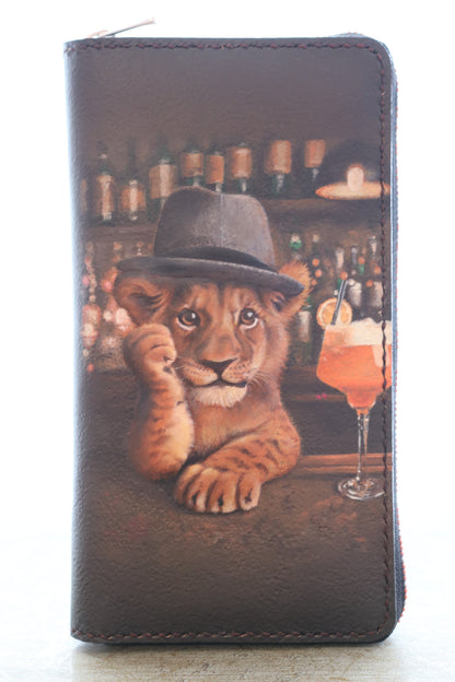 バーでカクテルを飲む子ライオンの長財布