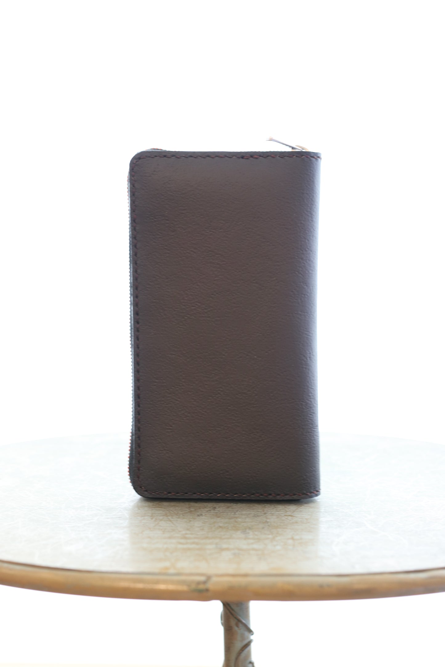 バーでカクテルを飲む子ライオンの長財布