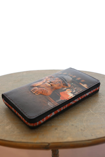 バーでカクテルを飲む子ライオンの長財布