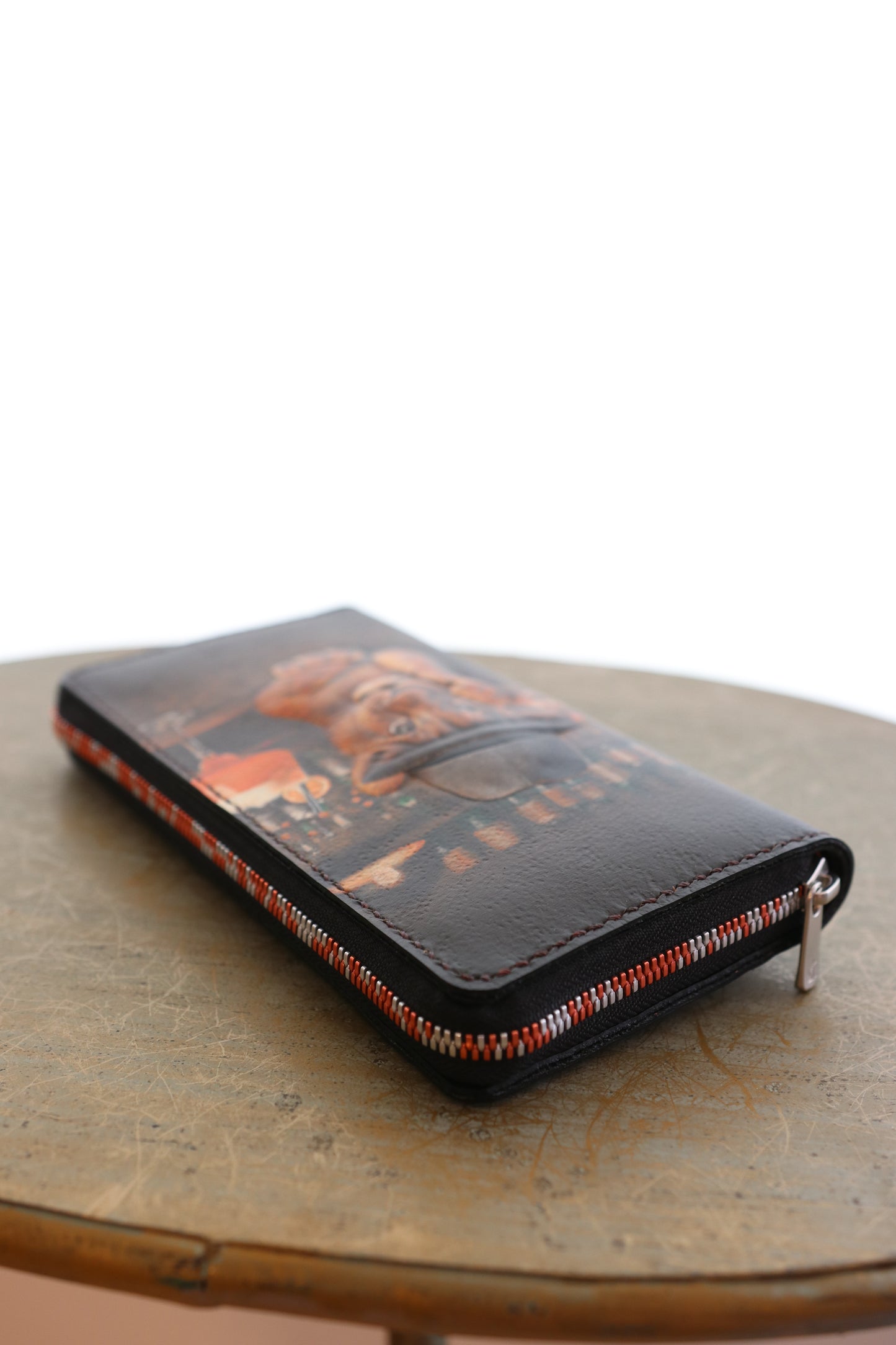 バーでカクテルを飲む子ライオンの長財布