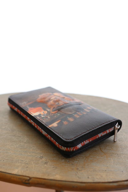 バーでカクテルを飲む子ライオンの長財布