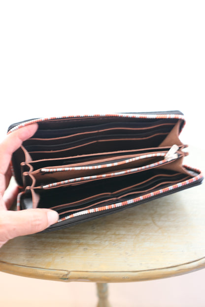 バーでカクテルを飲む子ライオンの長財布