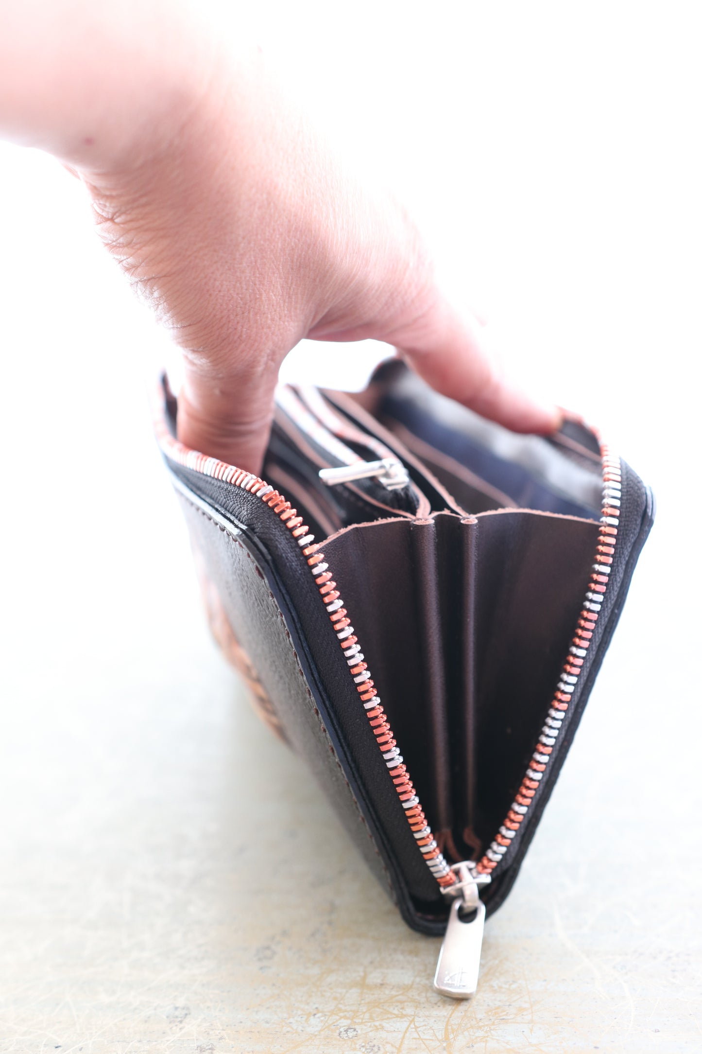 バーでカクテルを飲む子ライオンの長財布