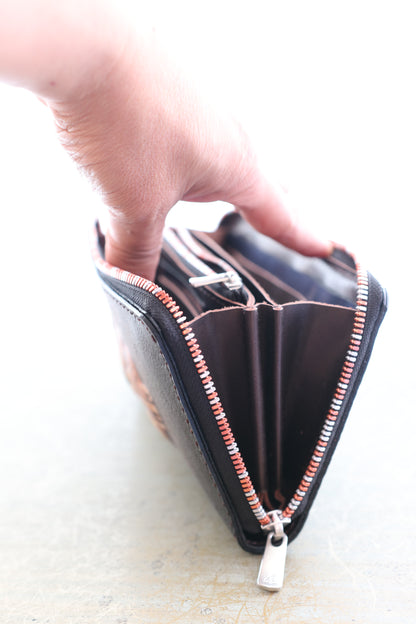 バーでカクテルを飲む子ライオンの長財布