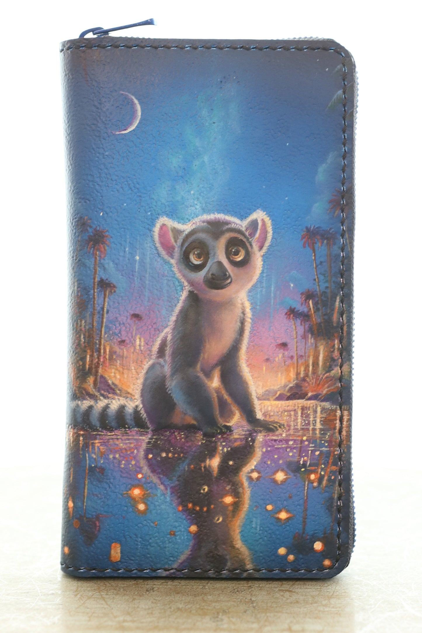 南国の水辺にたたずむワオキツネザルの長財布