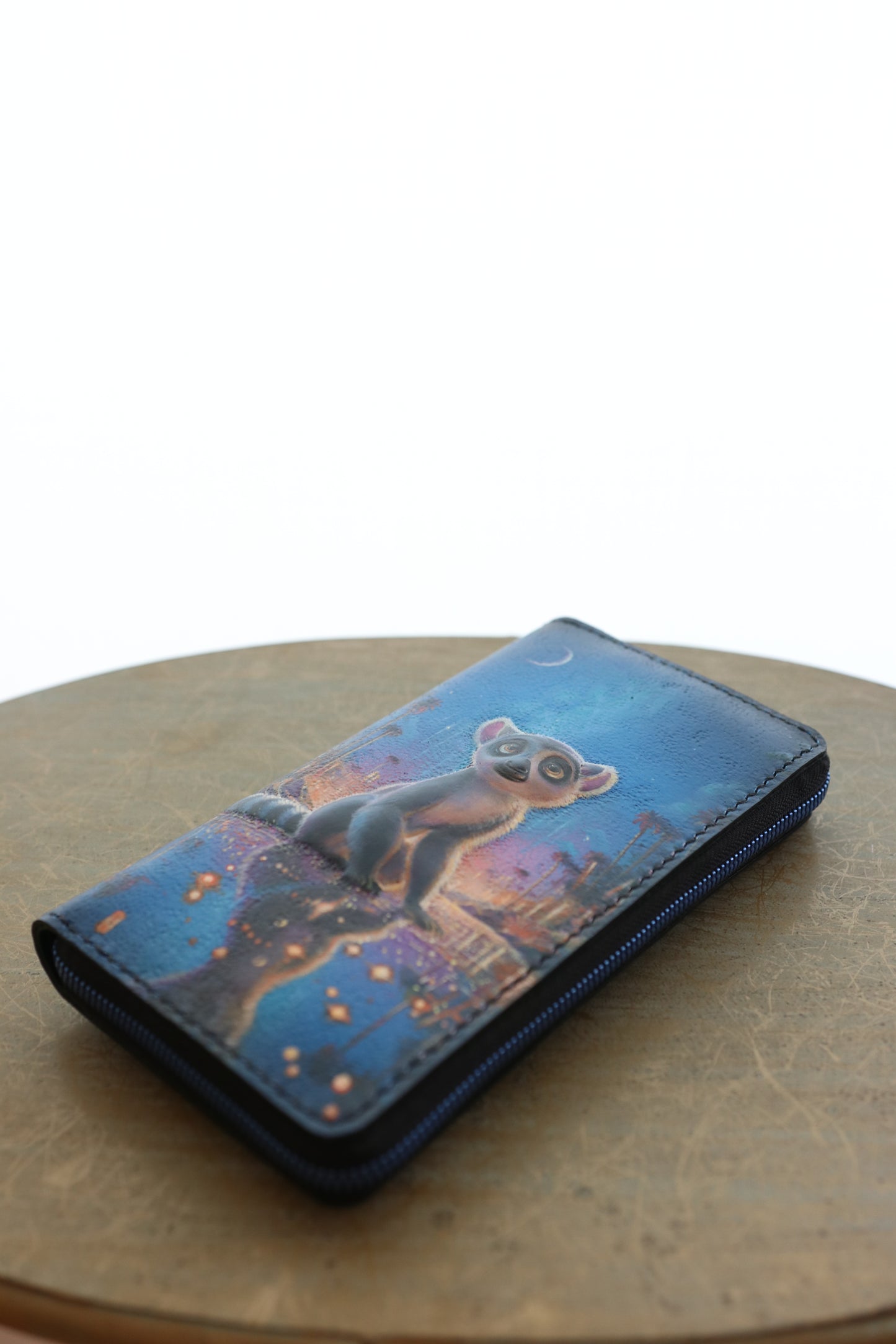 南国の水辺にたたずむワオキツネザルの長財布