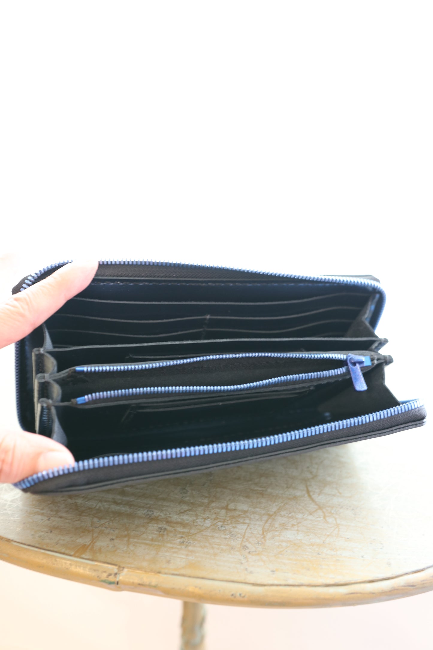 南国の水辺にたたずむワオキツネザルの長財布