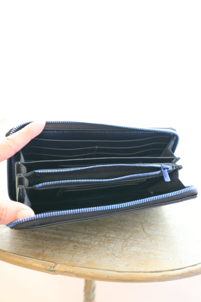 南国の水辺にたたずむワオキツネザルの長財布