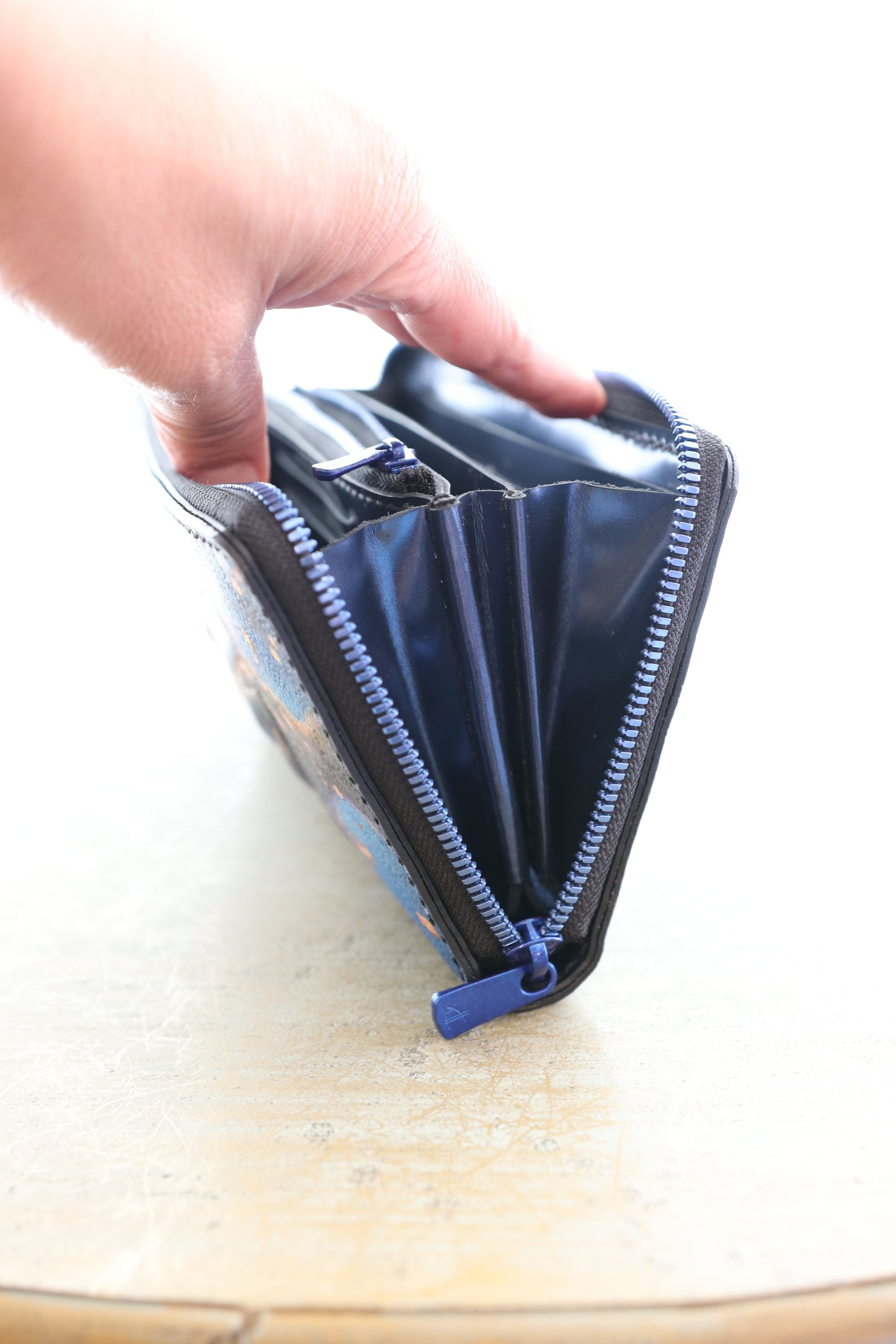 南国の水辺にたたずむワオキツネザルの長財布