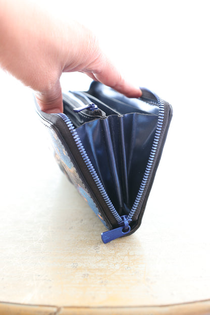 南国の水辺にたたずむワオキツネザルの長財布