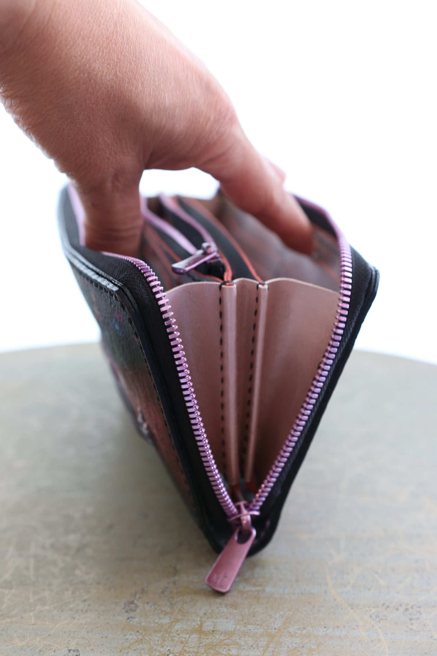 アリスの世界にまぎれ込んだウサギの長財布