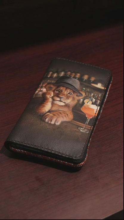 バーでカクテルを飲む子ライオンの長財布