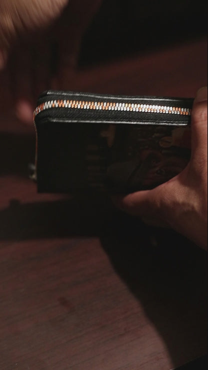 バーでカクテルを飲む子ライオンの長財布