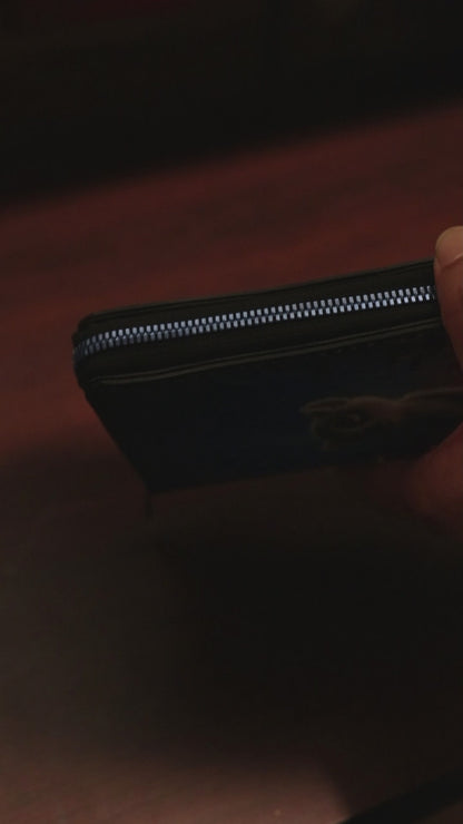 南国の水辺にたたずむワオキツネザルの長財布