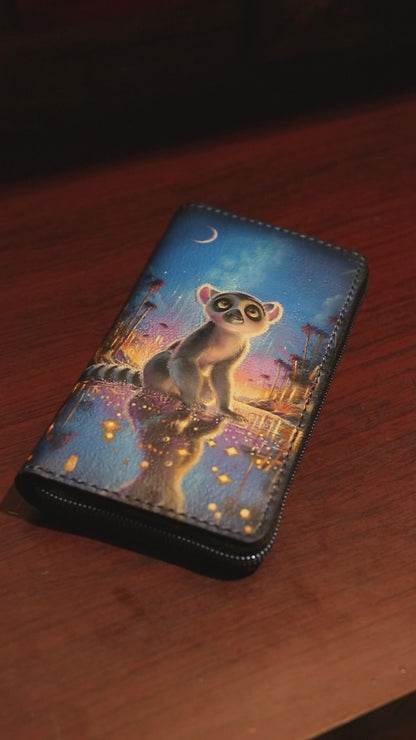 南国の水辺にたたずむワオキツネザルの長財布